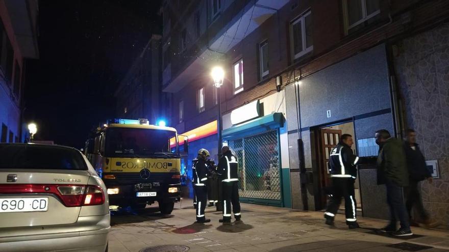 Cinco heridos leves en un incendio en un piso del centro de La Felguera