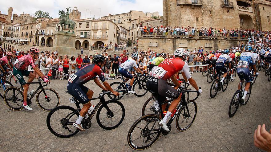 El pelotón de la Vuelta a España, a su paso por Trujillo (Cáceres).