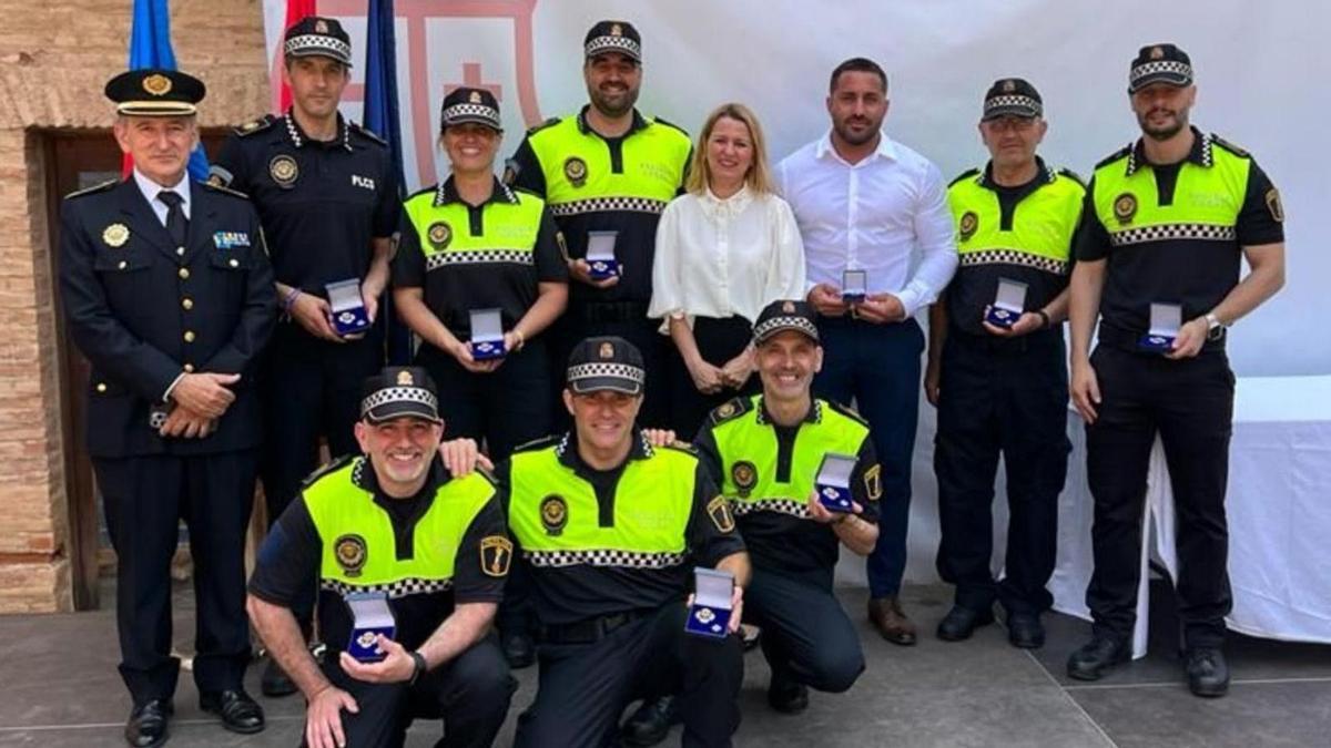 Foto de los agentes de Vila-real a los que condecoró la Generalitat el pasado 2 de junio, junto a la edila Silvia Gómez. | MEDITERRÁNEO