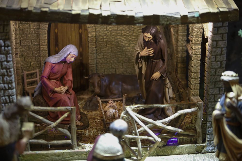 El Belén de Aprendices, con figuras de 1946, ya se puede visitar en la iglesia de Begoña del Port de Sagunt.