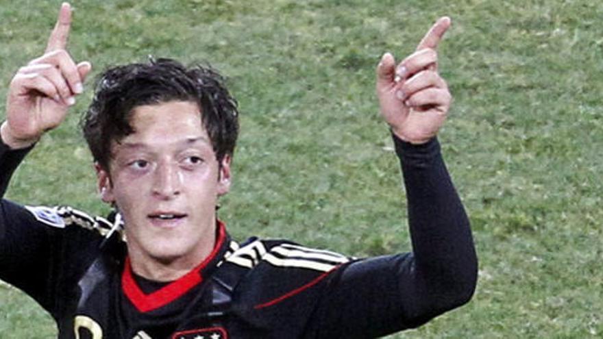 Özil celebra un tanto con la selección de Alemania