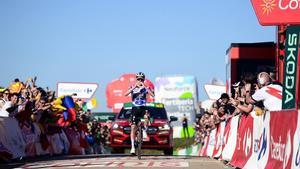 Remco Evenepoel dibuja un corazón con las manos, dedicado a su mujer, al ganar la 18ª etapa de la Vuelta.