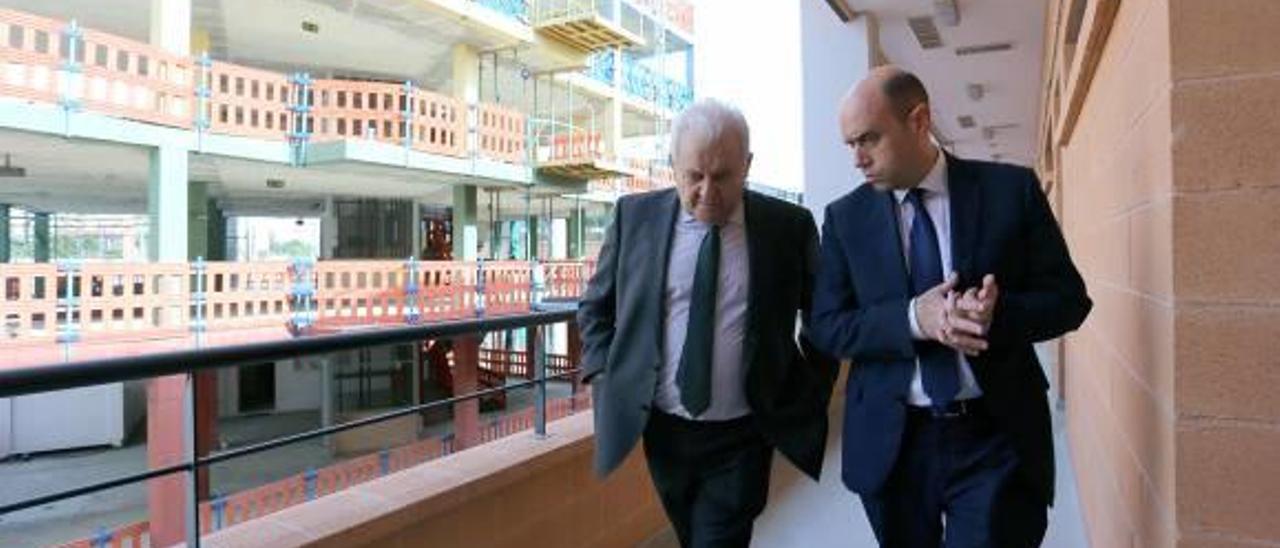 El presidente de Coepa, Francisco Gómez, y el alcalde de Alicante, Gabriel Echávarri, en el centro de oficios.