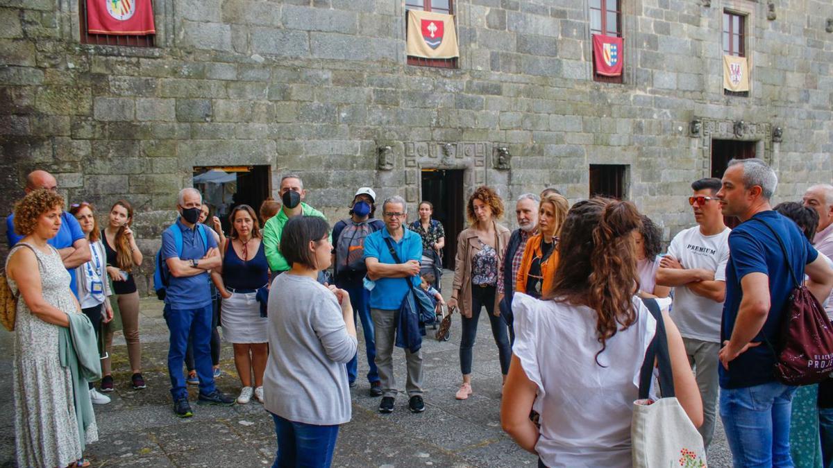 Asistentes a la jornada de puertas abiertas de la Ruta do Viño Rías Baixas, en Cambados. |   // IÑAKI ABELLA