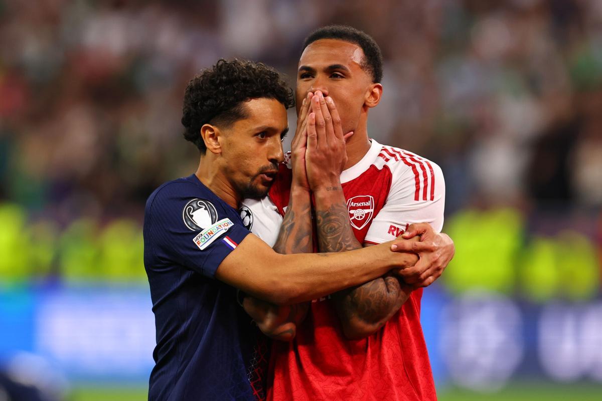 Marquinhos trata de consolar a  Gabriel Magalhaes, ambos brasileños, tras el fatal error del defensa del Arsenal.