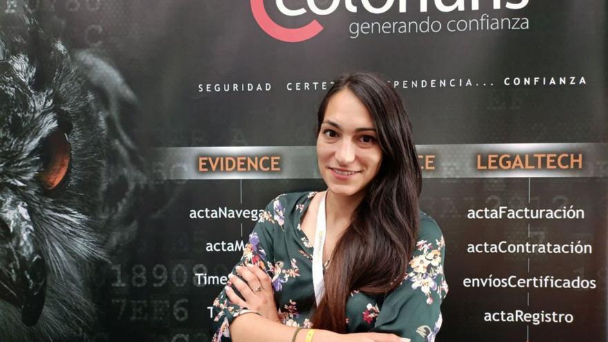 Silvia Canut, jefa de ciberseguridad de la empresa zaragozana Coloriuris, con sede en la calle Alfonso. | EL PERIÓDICO