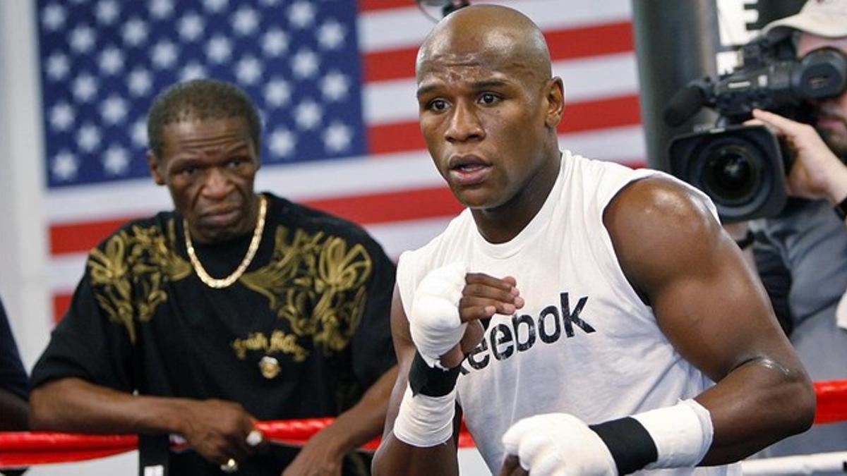 Floyd Mayweather entrena en el gimnasio junto a su padre