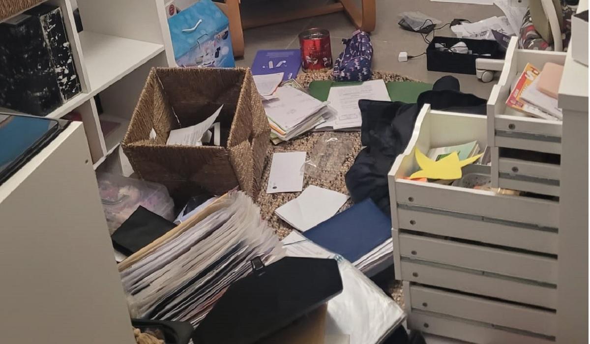 Habitación revuelta por los ladrones en Bixquert.