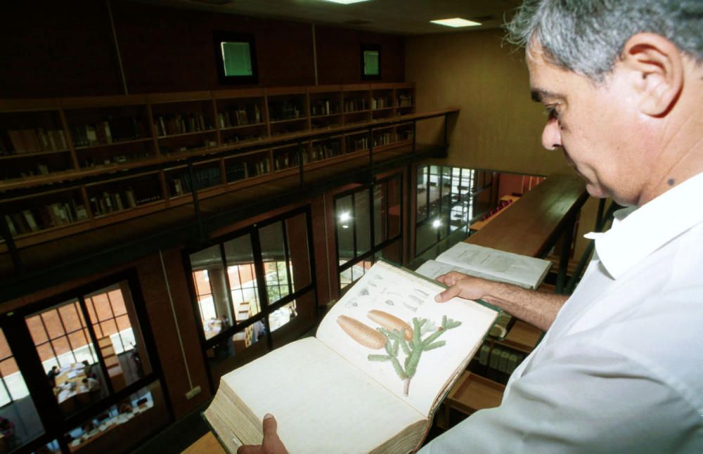 El entonces presidente de la Academia Malagueña de Ciencias, Alfredo Asensi, en la Biblioteca General en 2003, con el libro sobre el viaje botánico al sur España de Boissier.