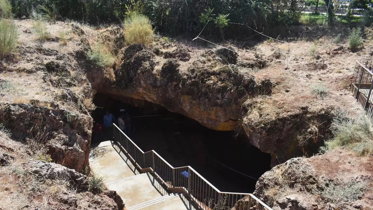 Cáceres abre al público la Cueva del Conejar, un viaje de 17.000 años bajo tierra: "El patrimonio tiene que estar al alcance de la ciudadanía"