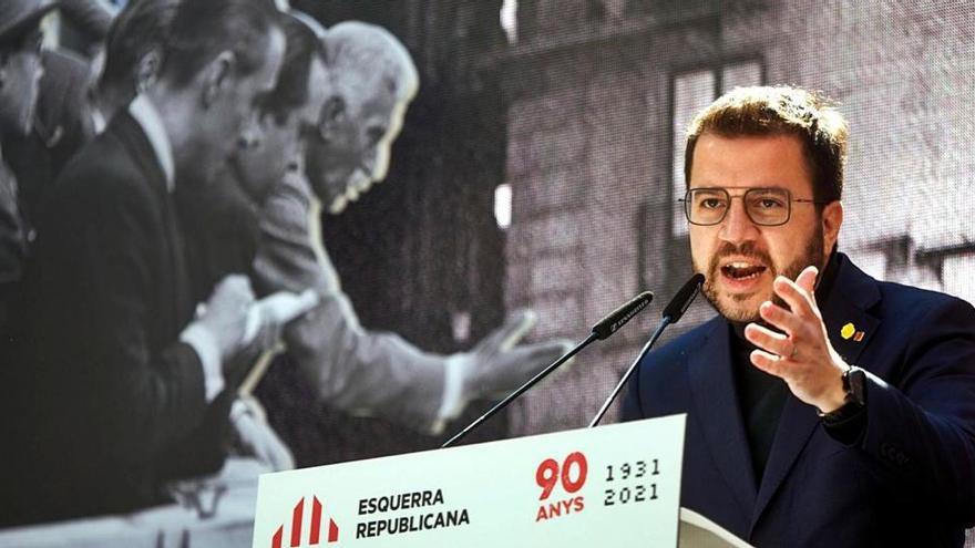 Pere Aragonès, amb una foto de Francesc Macià al balcó de la Generalitat, durant l&#039;acte de 90 anys de la fundació d&#039;ERC.