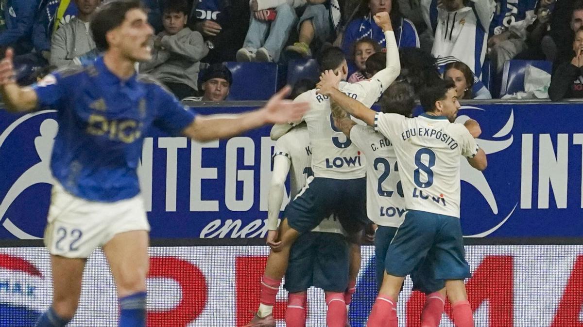 Los jugadores del Espanyol celebran el primer gol en Oviedo.