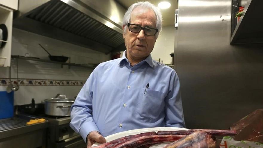 Toribio Anta, propietario de la madrileña Casa Toribio, en la cocina de su restaurante.