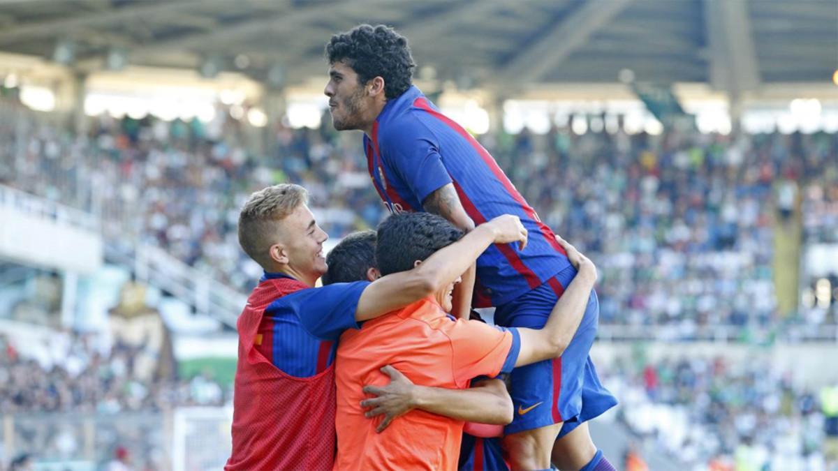 Carles Aleñá festeja con sus compañeros un triunfo que pone pie y medio en Segunda A