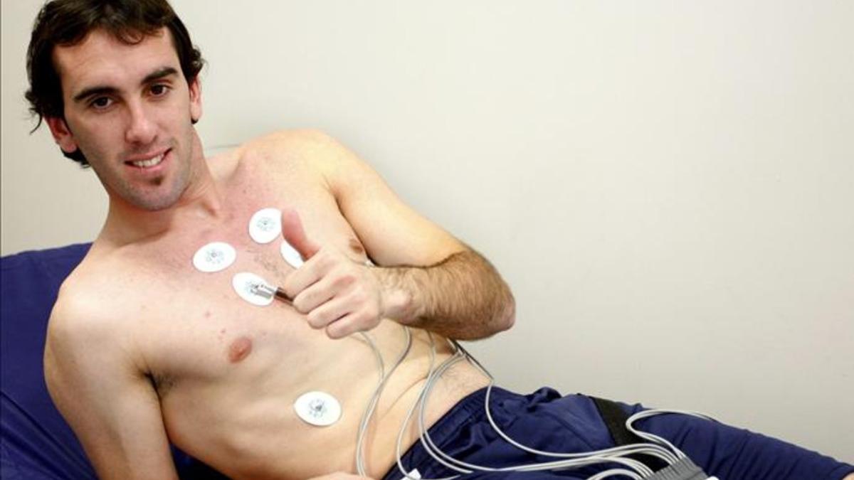 Esta imagen de Godín es de seis años atrás, ya que el 5 de agosto de 2010 pasó revsión médica con el Atlético