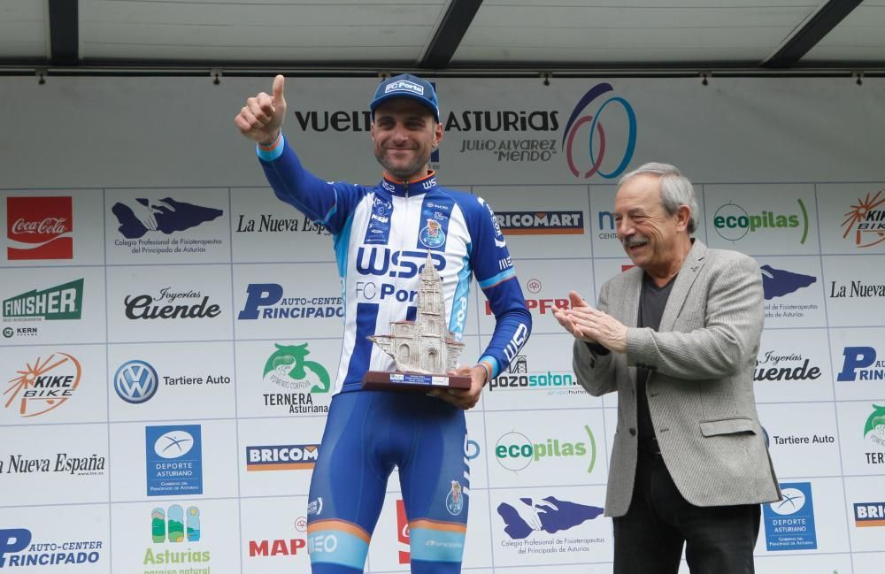 Raúl Alarcón gana a lo grande la Vuelta a Asturias tras adjudicarse la última etapa