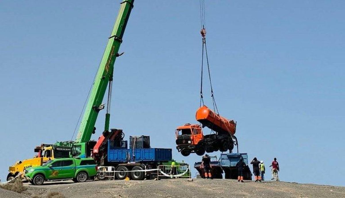 Grúa retirando el camión accidentado este jueves en Papagayo