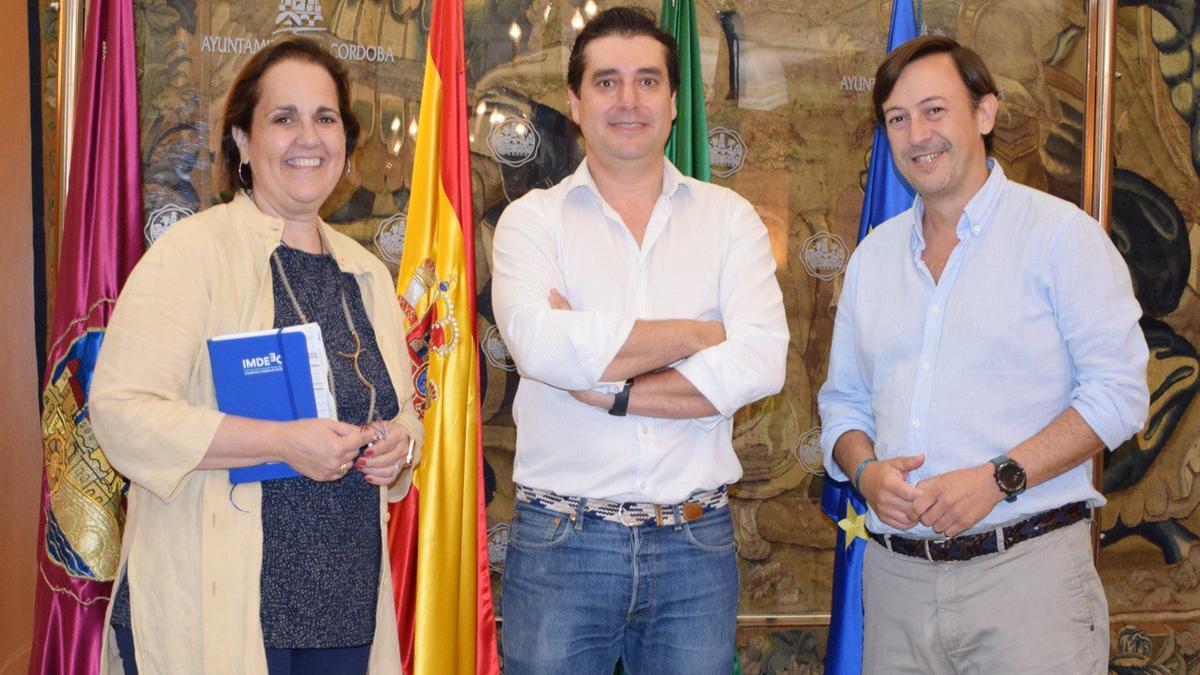 Blanca Torrent, Francisco Adame y Gonzalo Esparza, durante la firma del contrato de arrendamiento con el Imdeec.