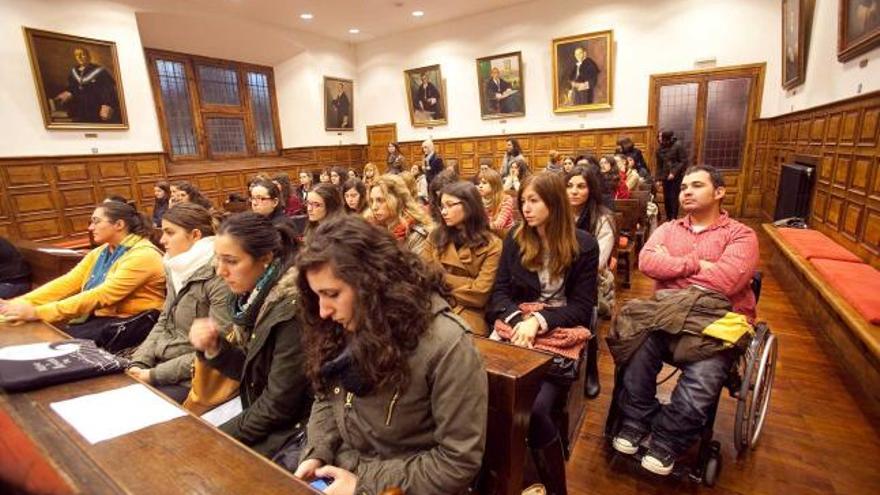 Universitarios interesados en el programa para voluntarios, ayer, en el Aula Magna del Edificio Histórico.