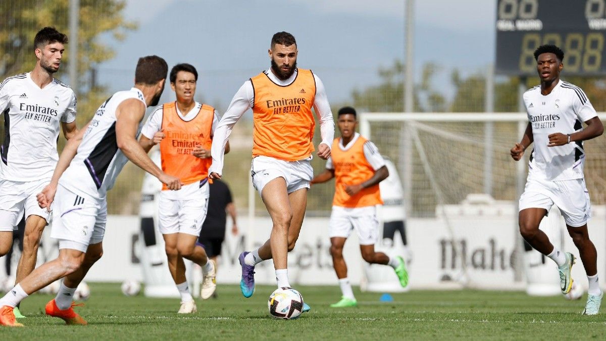 Benzema entrenando con el resto de sus compañeros del Real Madrid