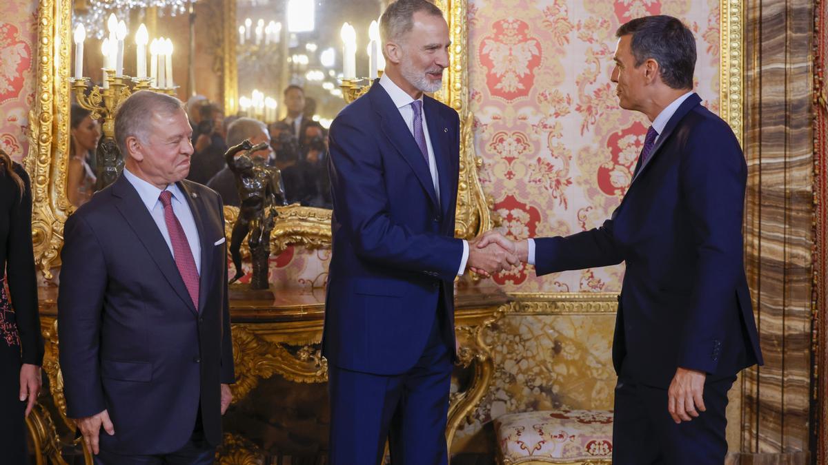 El rey Felipe VI (c), junto al monarca de Jordania, Abdalá II, saluda al presidente del Gobierno, Pedro Sánchez, en un acto celebrado este lunes en Madrid.