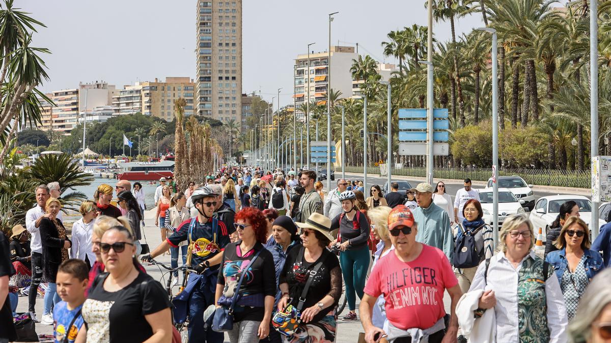 El paseo del puerto de Alicante abarrotado de visitantes este lunes por la mañana.