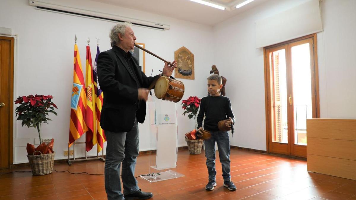 Xumeu Joan y Hugo Escandell durante su actuación, en el día de la Constitición.