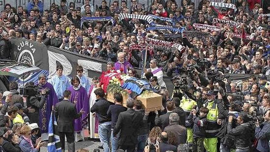 El féretro del futbolista Morosini, llevado a hombros.