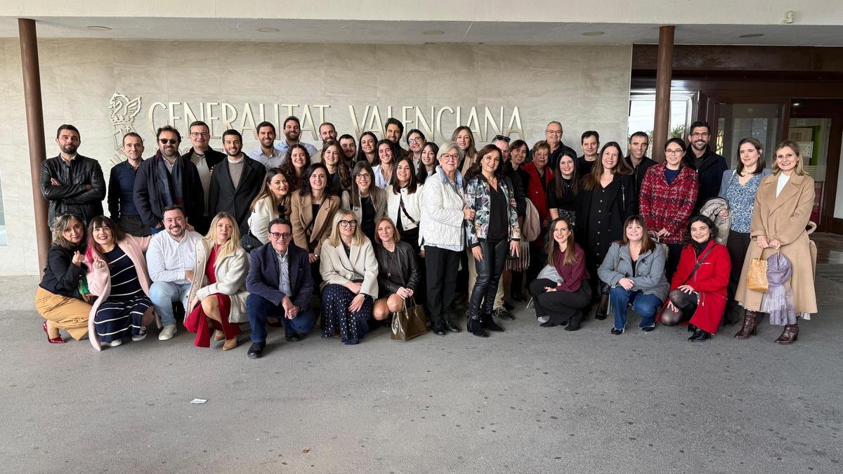 Los exalumnos participantes en el encuentro organizado por el servicio de Farmacia del Hospital General de Elche en su 35 aniversario como centro docente