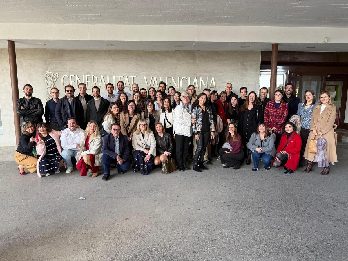 Los exalumnos participantes en el encuentro organizado por el servicio de Farmacia del Hospital General de Elche en su 35 aniversario como centro docente