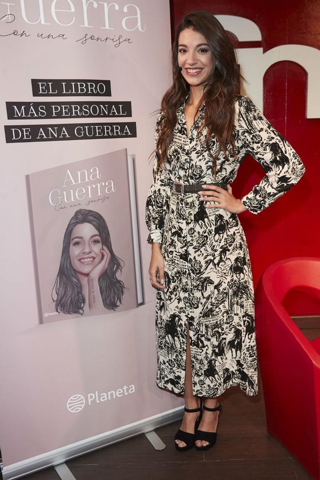 Ana Guerra con vestido estampado bicolor de Claudie Pierlot en la presentación de su libro en Madrid