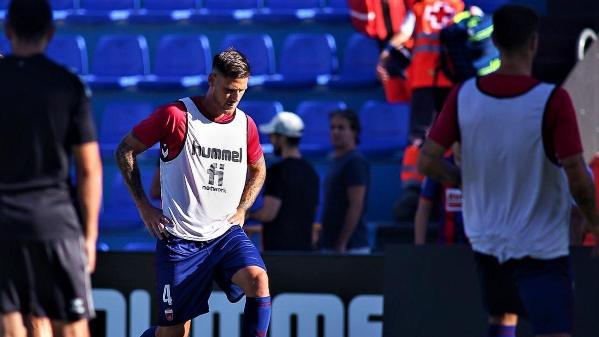 Dario Dumic calienta sobre el césped del Nuevo Pepico Amat antes del partido contra el Eibar, en el que fue titular.