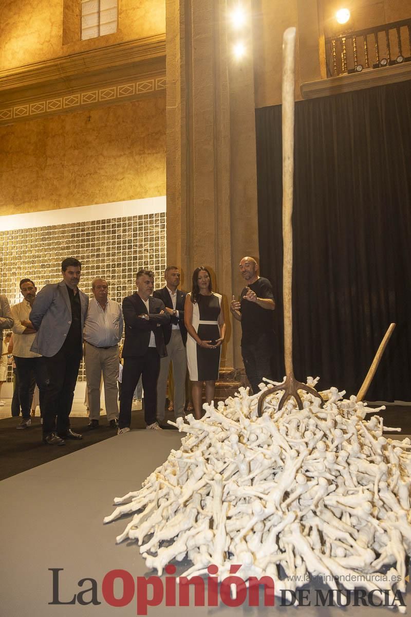 Así es la exposición 'Los Asomados' de Lidó Rico, que llega a Caravaca en su Año Jubilar