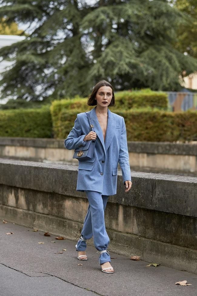 Traje de chaqueta y pantalón azul visto en el 'street style' de París