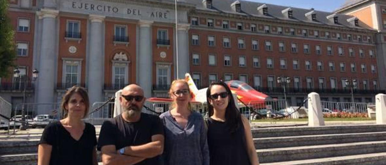 Los cuatro historiadores, a las puertas del Archivo General de Defensa.