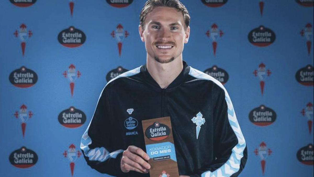 Starfelt posa con su Trofeo Estrella Galicia al mejor jugador de enero. | RCCV