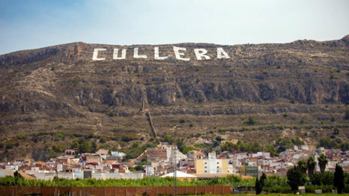 El letrero de Cullera pintado en la montaña