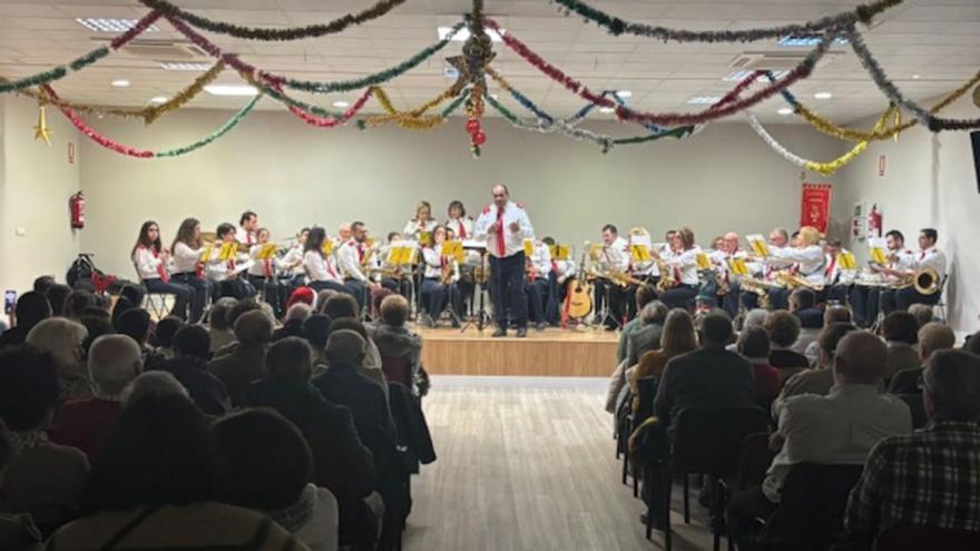 La Banda Municipal de Ricla amenizó el salón de la pista con su tradicional concierto.