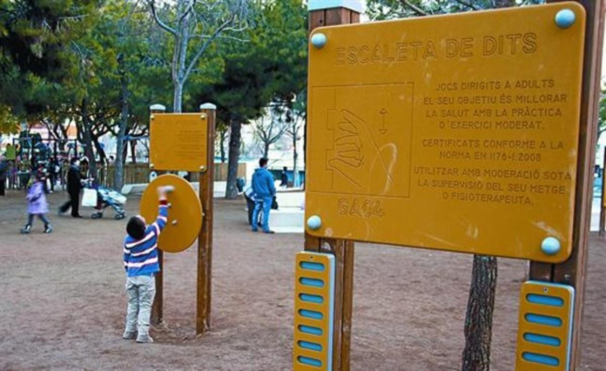 Un nen juga amb uns aparells d’exercici físic al parc dels Ocellets, a l’Hospitalet, ahir. Un nen juga amb uns aparells d’exercici físic al parc dels Ocellets, a l’Hospitalet, ahir.
