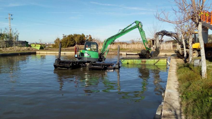 Devesa-Albufera invirtió en 2018 más de 61.000 euros en la limpieza y conservación de los canales y acequias del lago