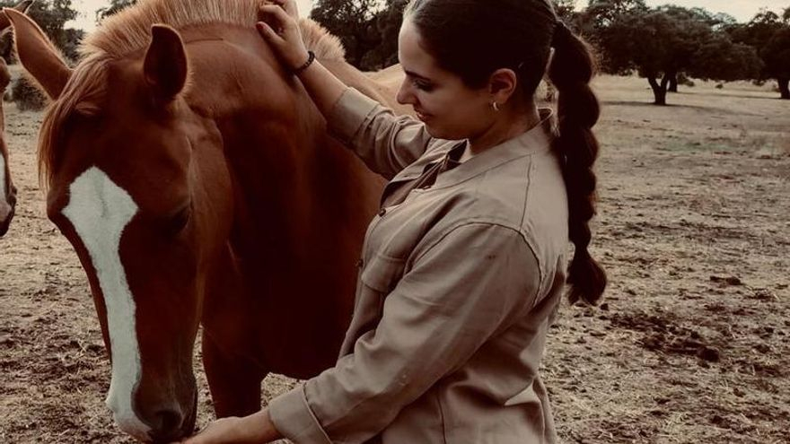 «Ya no choca tanto ver a una mujer veterinaria dedicada a los caballos»