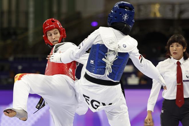 La española Cecilia Castro (rojo) combate contra la egipcia Aya Shehata (azul) en la categoría femenina -67kg en los Juegos Olímpicos de París 2024.