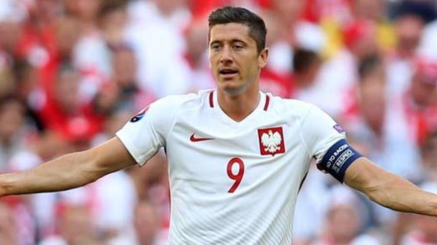 Lewandowski, estrella de Polonia, aún no ha encontrado puerta