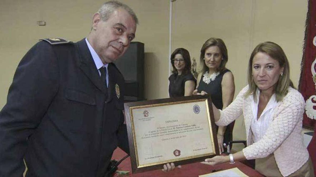 Siso Cantero, durante un reconocimiento del Gobierno local por salvar la vida a una joven.