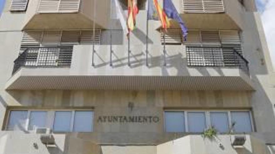 Imagen de las protestas a las puertas del ayuntamiento.