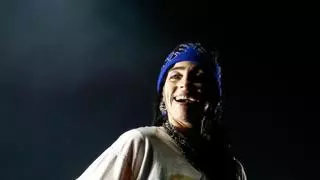 Billie Eilish, a lo grande y con intimidad, reina a su manera en el Palau Sant Jordi