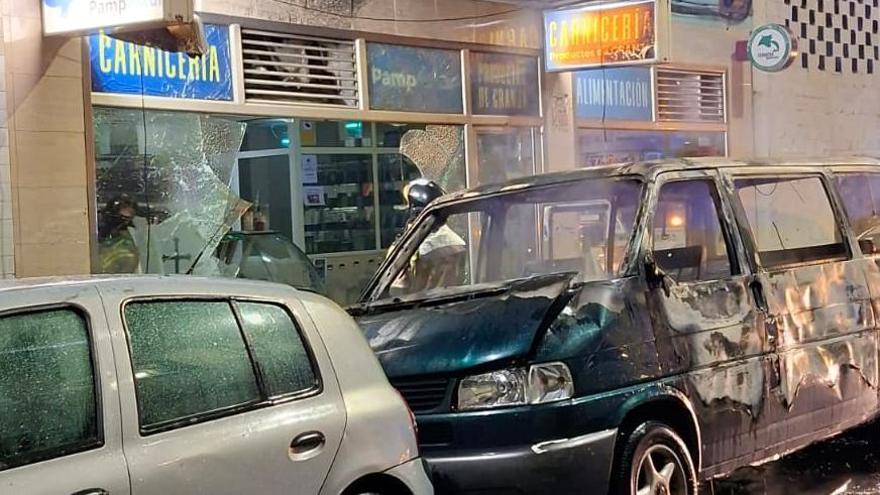 Arde una furgoneta en la calle Caveda en Gijón y destroza una carnicería