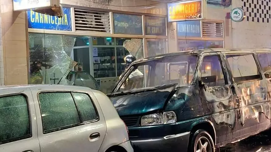 Arde una furgoneta aparcada en Gijón y destroza el escaparate de una carnicería