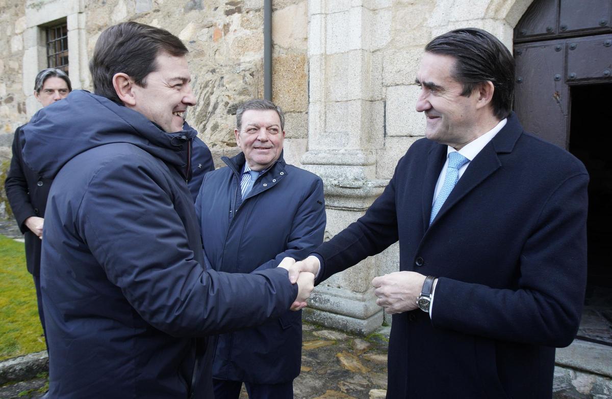 El presidente Mañueco saluda al consejero Suárez-Quiñones durante su visita hoy al Bierzo.