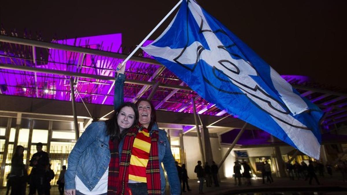 Partidarios de la independencia ondean una bandera fuera del Parlamento escocés en Edimburgo